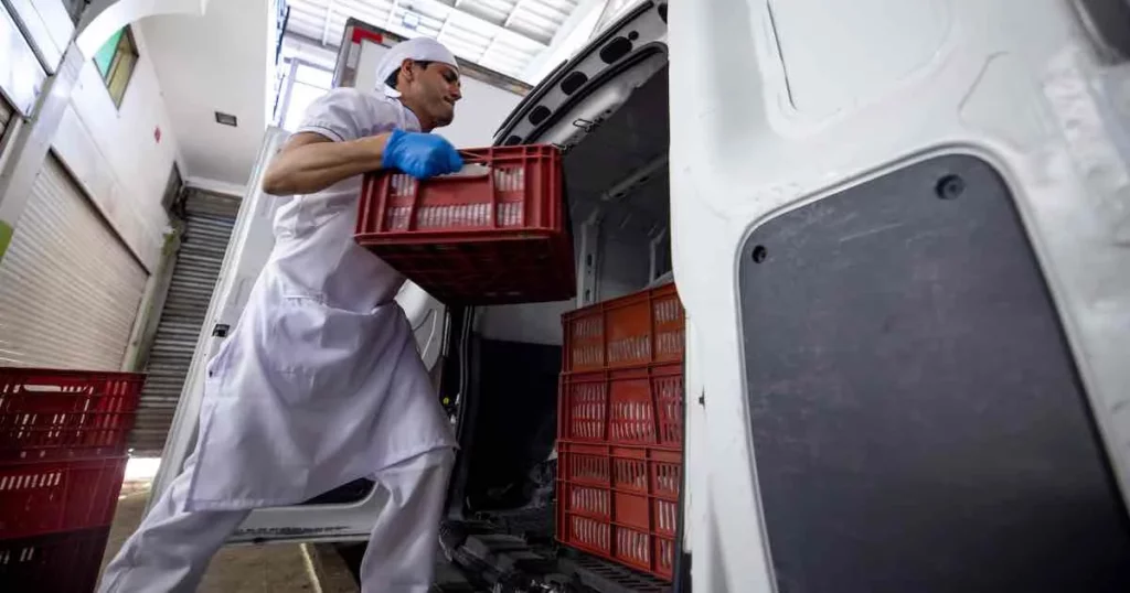 Loadingmeatintovehicle